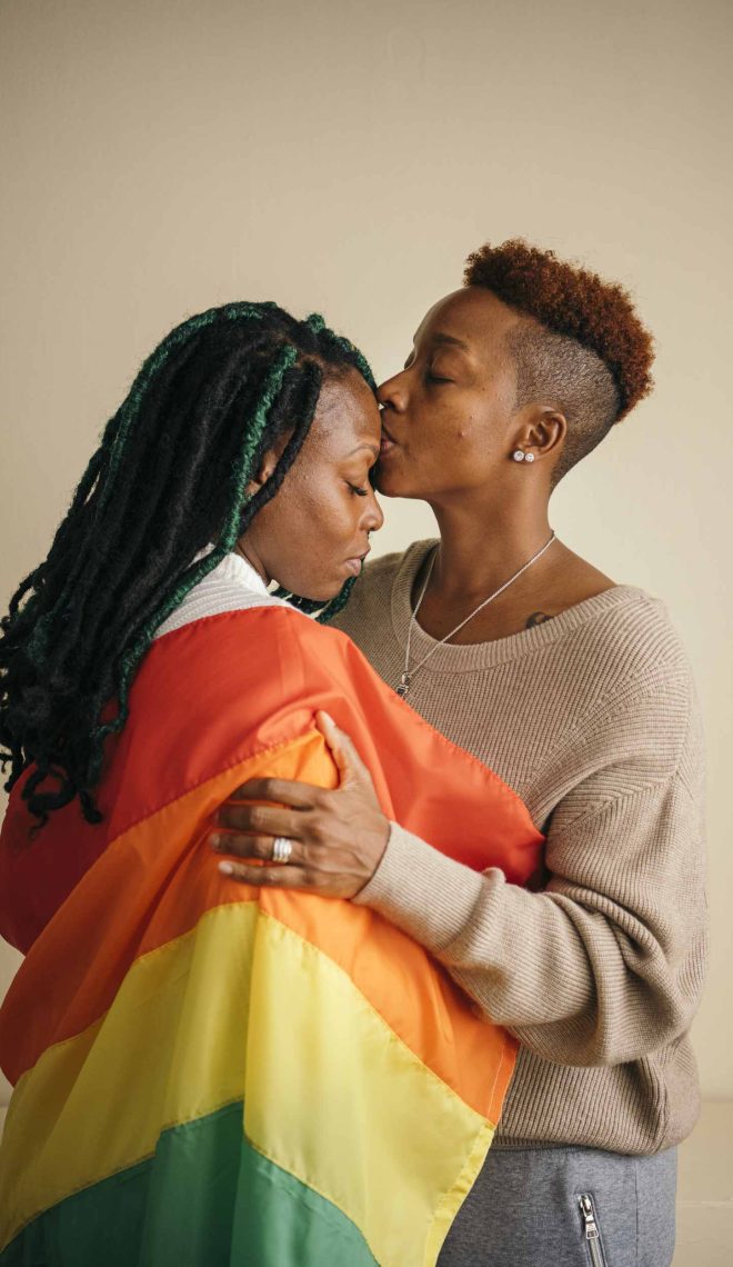 lesbian-couple-love-75X96CQ.jpg
